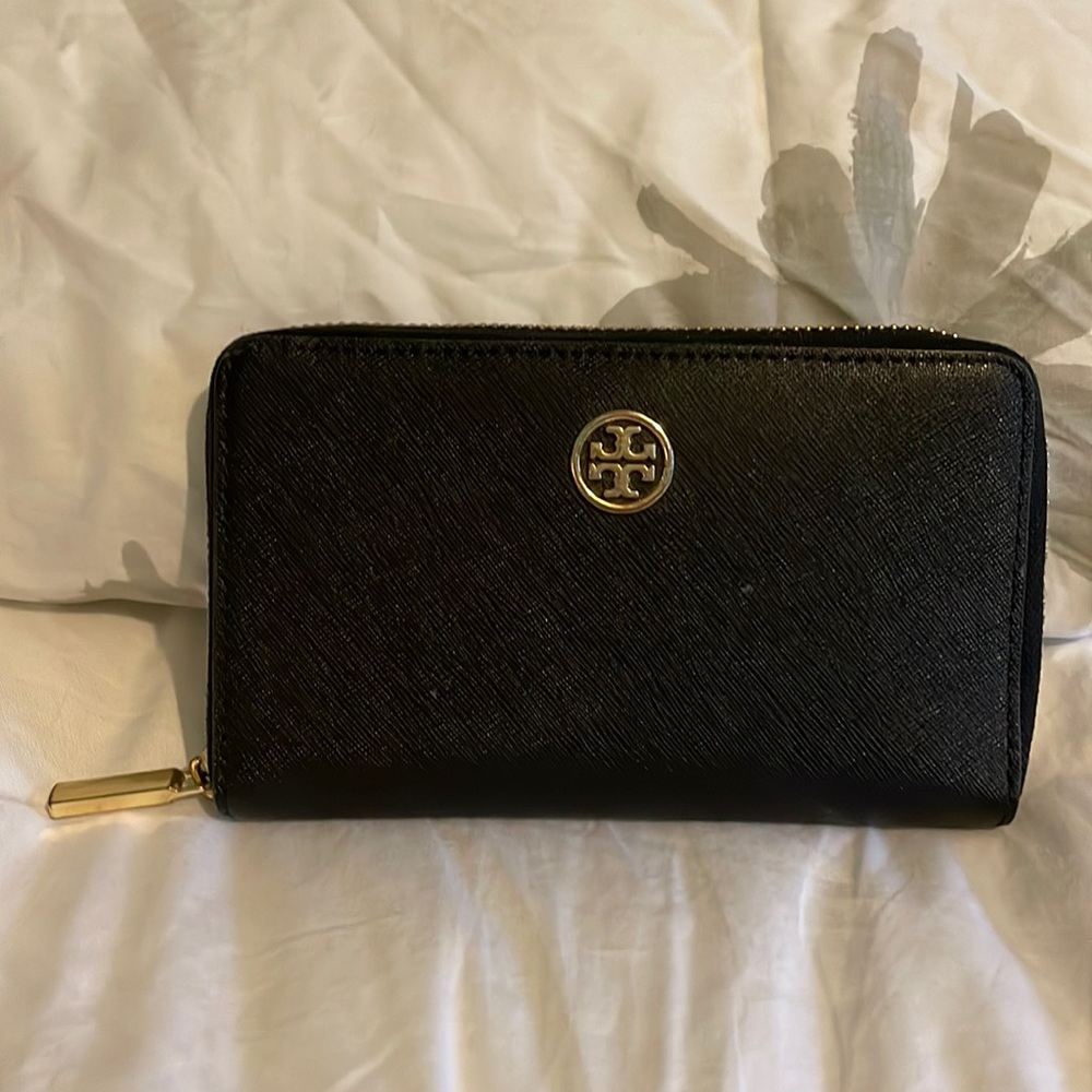 Black Tory Burch wallet- like new